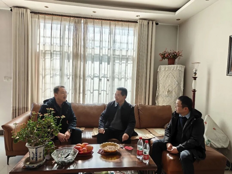 新春送溫暖 情系老干部——濮陽城發(fā)投集團(tuán)開展春節(jié)走訪慰問活動